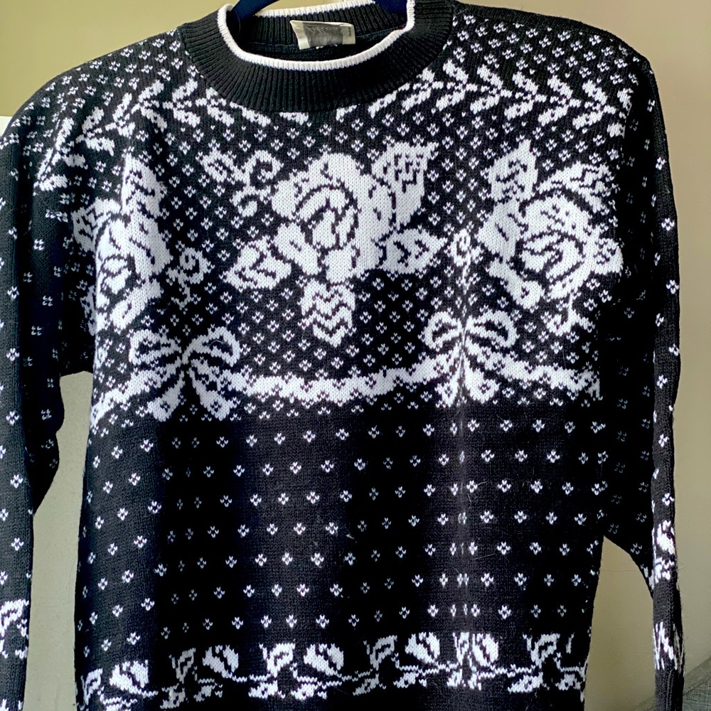 Beautiful Vintage B/W Crew Neck Sweater